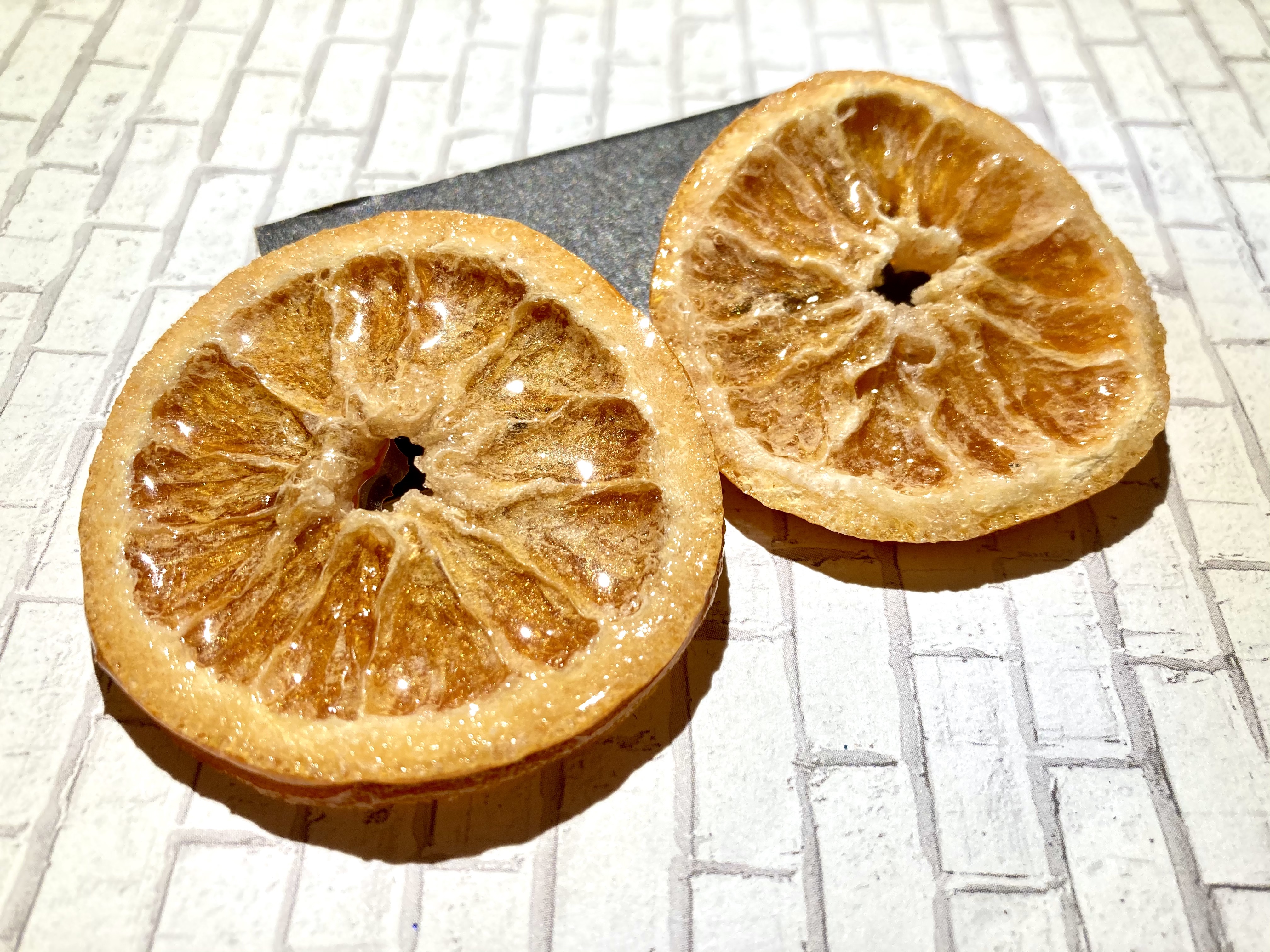 Low snacks: Full Oranges | Real Orange slices with resin coating and gold pegs. 
    These oranges will never go bad! Nickel free brass.